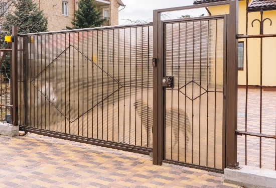 Купить ворота из профлиста с элементами ковки, с металлическими столбами в рамке или под дерево в Сланцах от 153150 руб